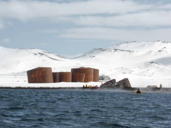 Do caiaque avistamos as ruínas de antiga estação baleeira em Deception Island, na Antártida